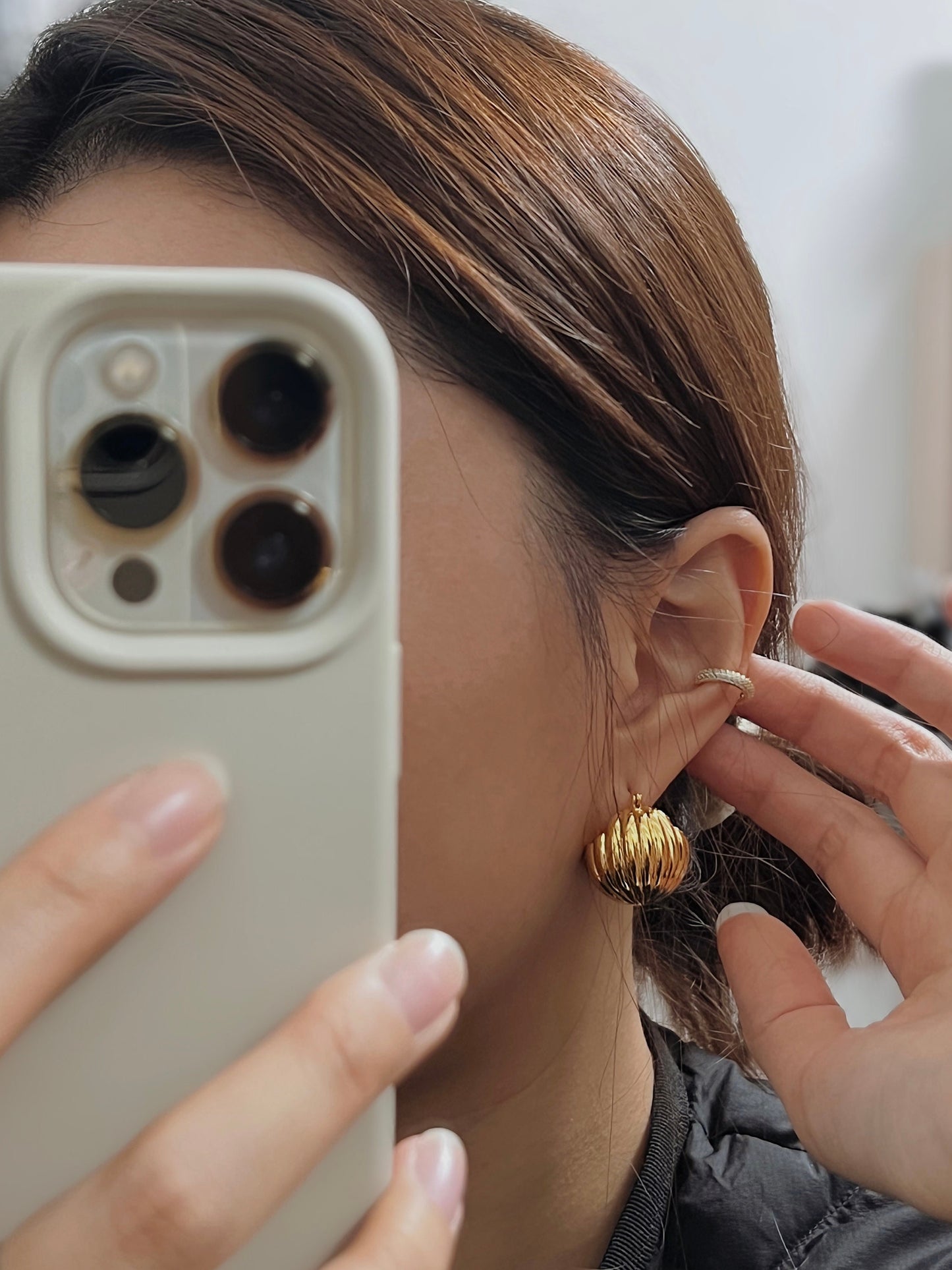 Fashionable gold hoop earrings with a pumpkin-inspired design, perfect for embracing the harvest season.