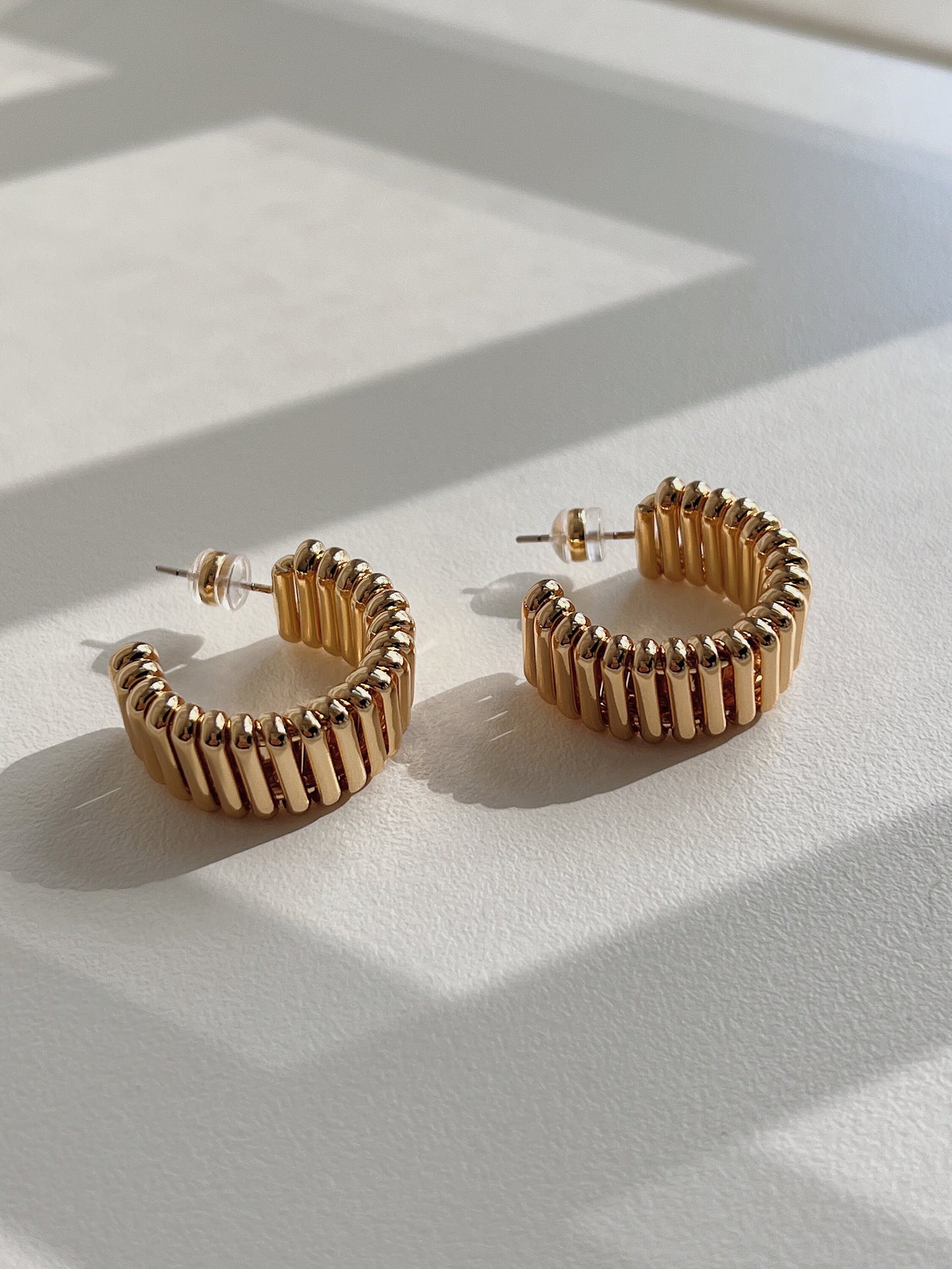 18k Gold C Hoop Earrings, Ribbed Medium Hoops, Statement Wide Hoop Earrings, Extraordinary Textured Earrings, Chunky Ridge Hoop Earrings