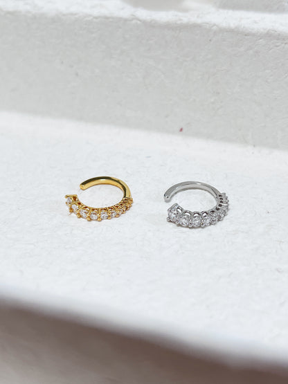 Emily 1-layer Pavé Cuff in 18k Gold on a minimalist background.