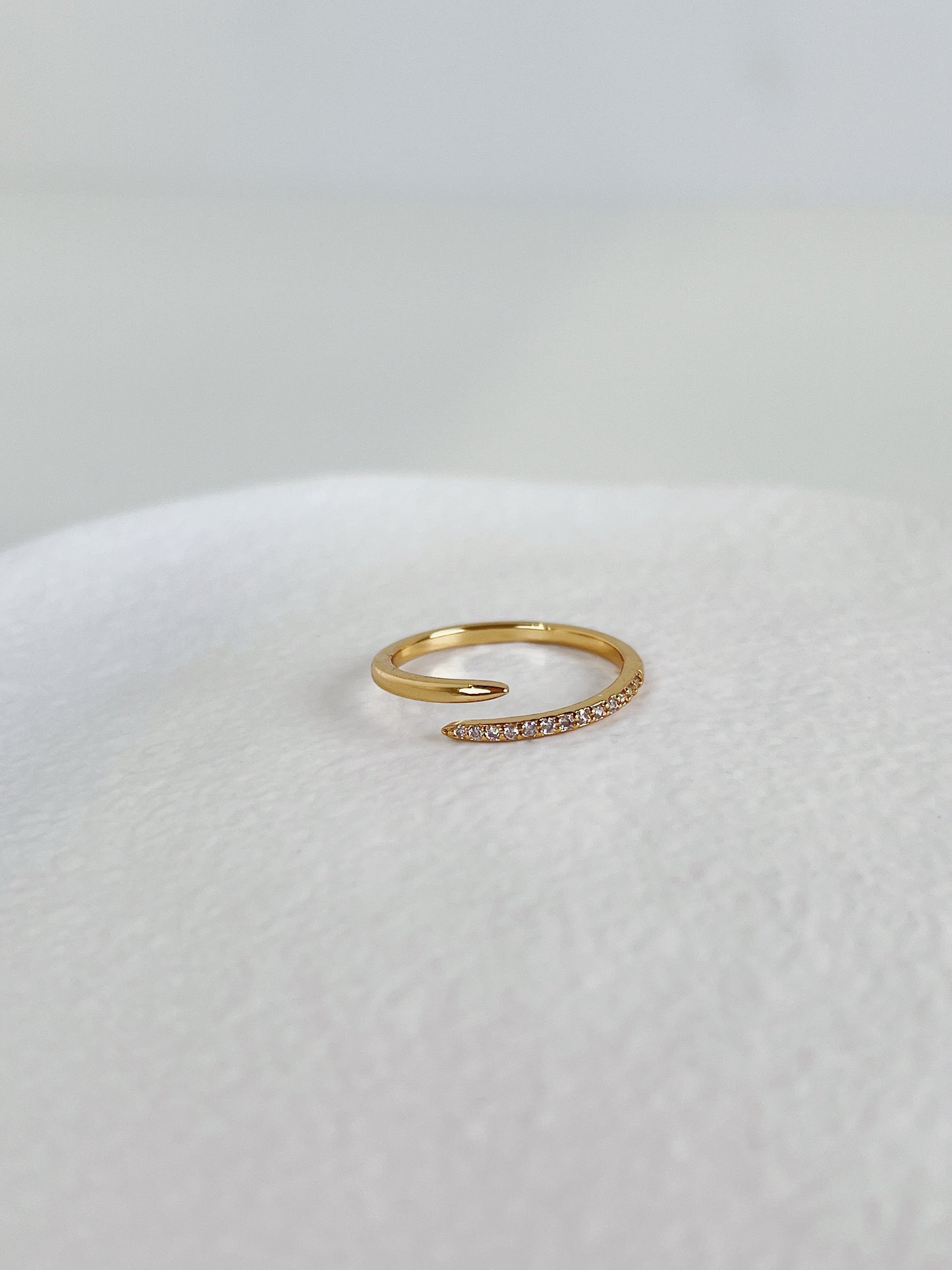 Brilliant 5A cubic zirconia stones set in a continuous gold bypass band