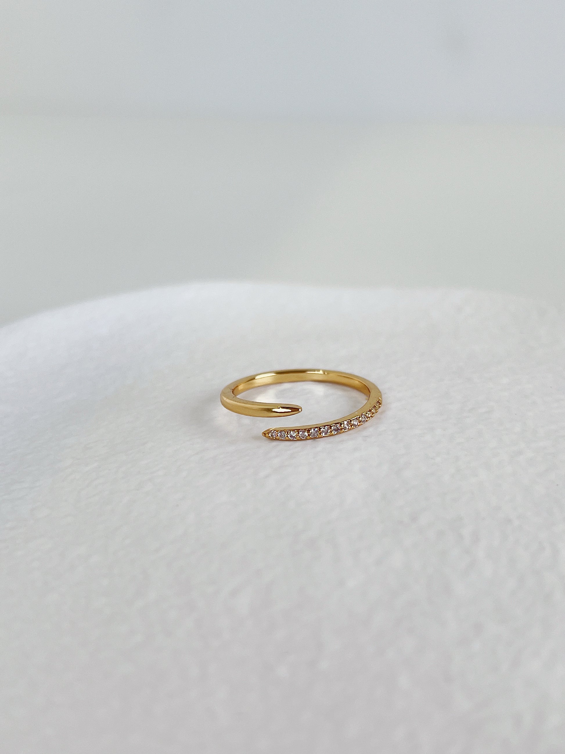 Brilliant 5A cubic zirconia stones set in a continuous gold bypass band