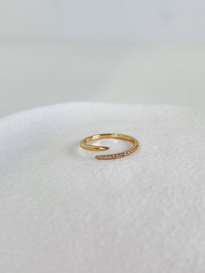 Brilliant 5A cubic zirconia stones set in a continuous gold bypass band