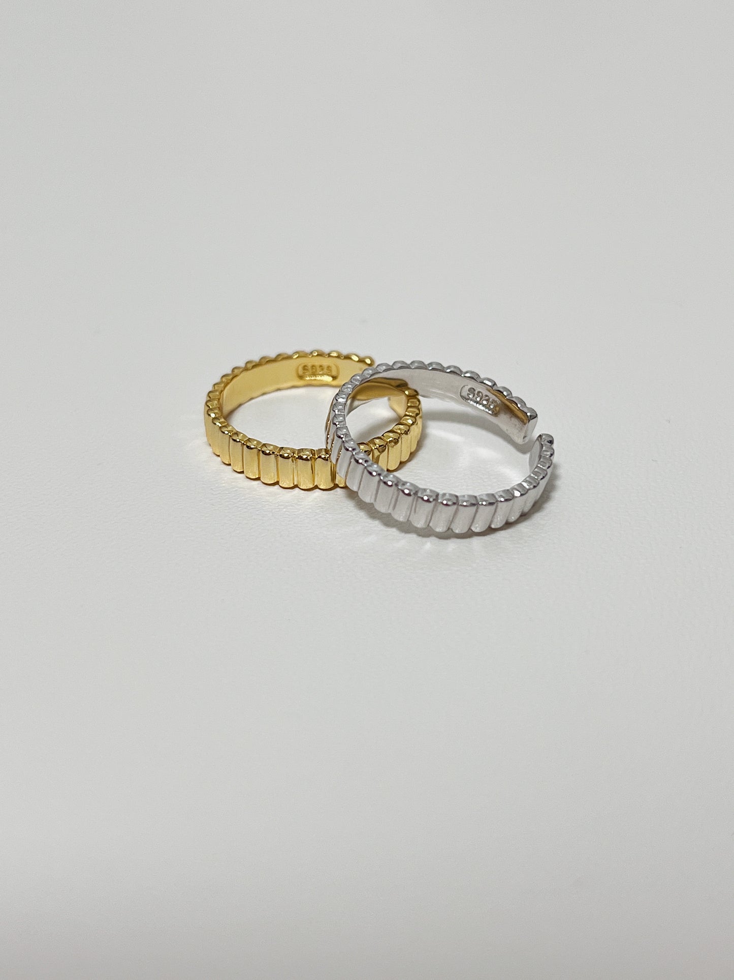 S925 sterling silver 4mm fluted band in polished gold and silver finishes