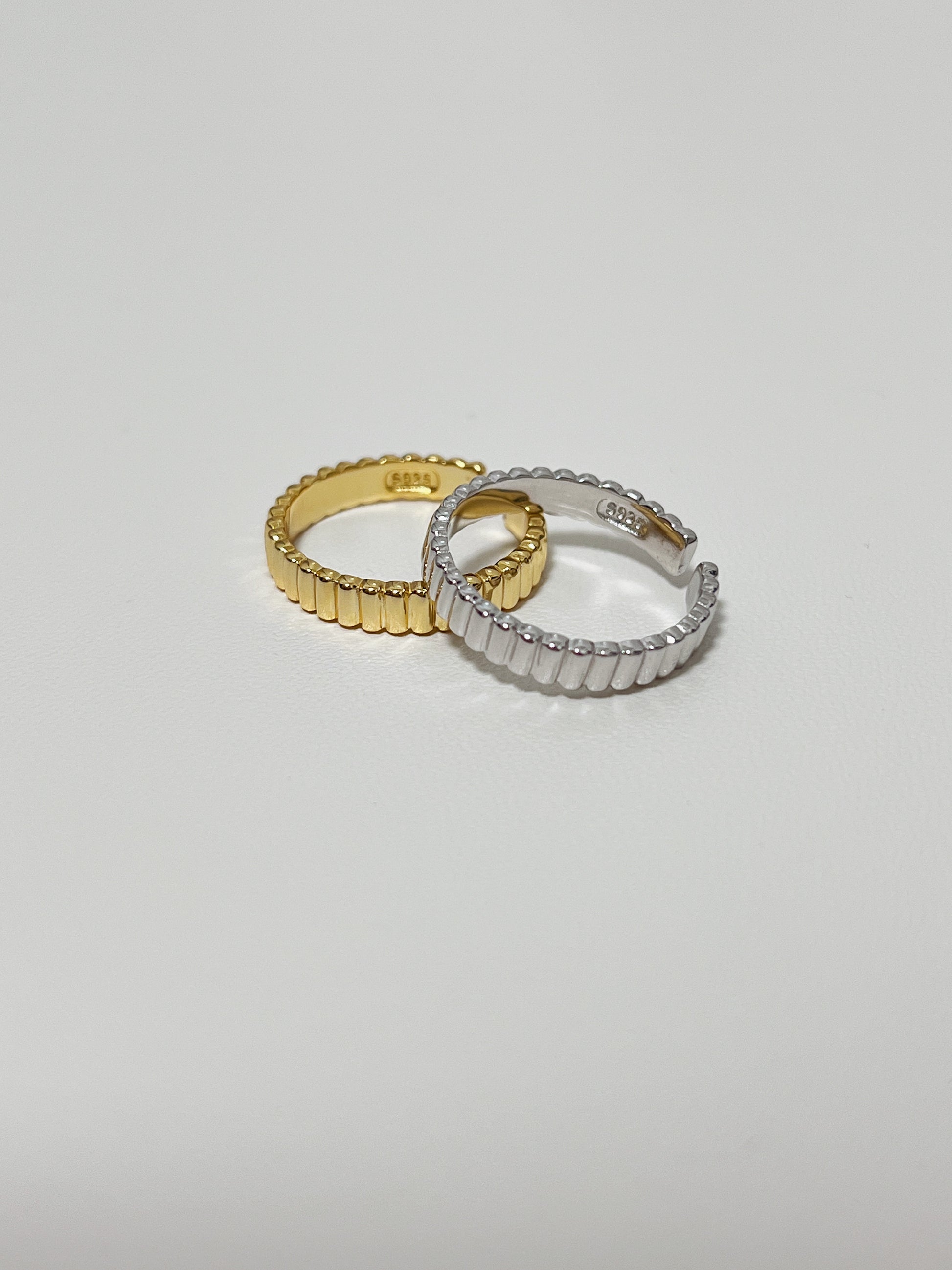 S925 sterling silver 4mm fluted band in polished gold and silver finishes