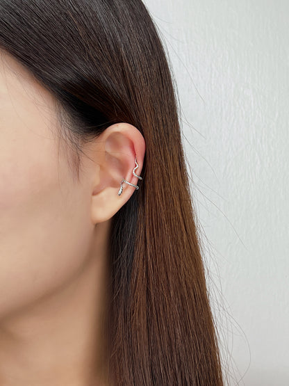 A model wearing victoria s925 serpent ear cuff on left ears