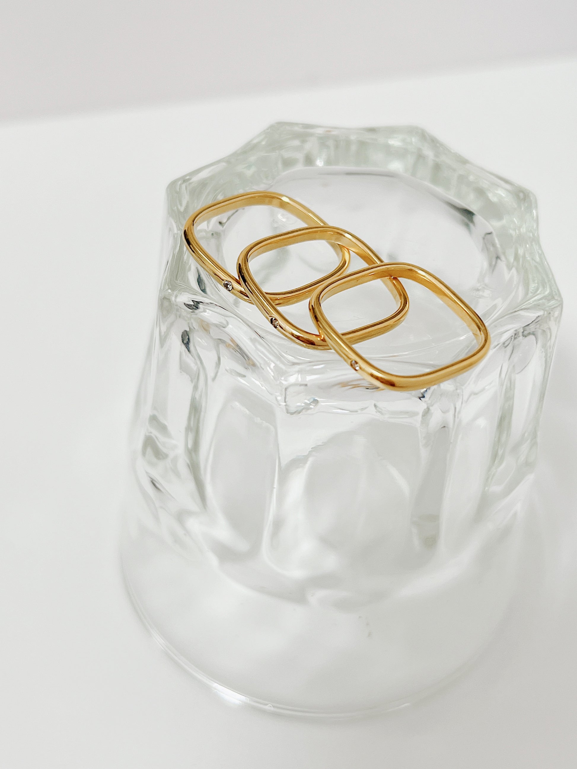 Modern flat edge waterproof gold ring that does not spin on the finger