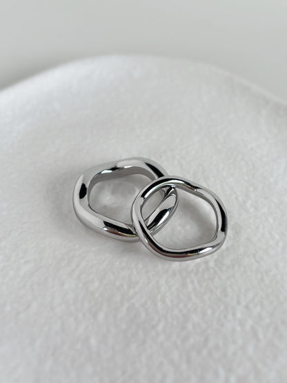 Elegant silver wave ring, sleek design