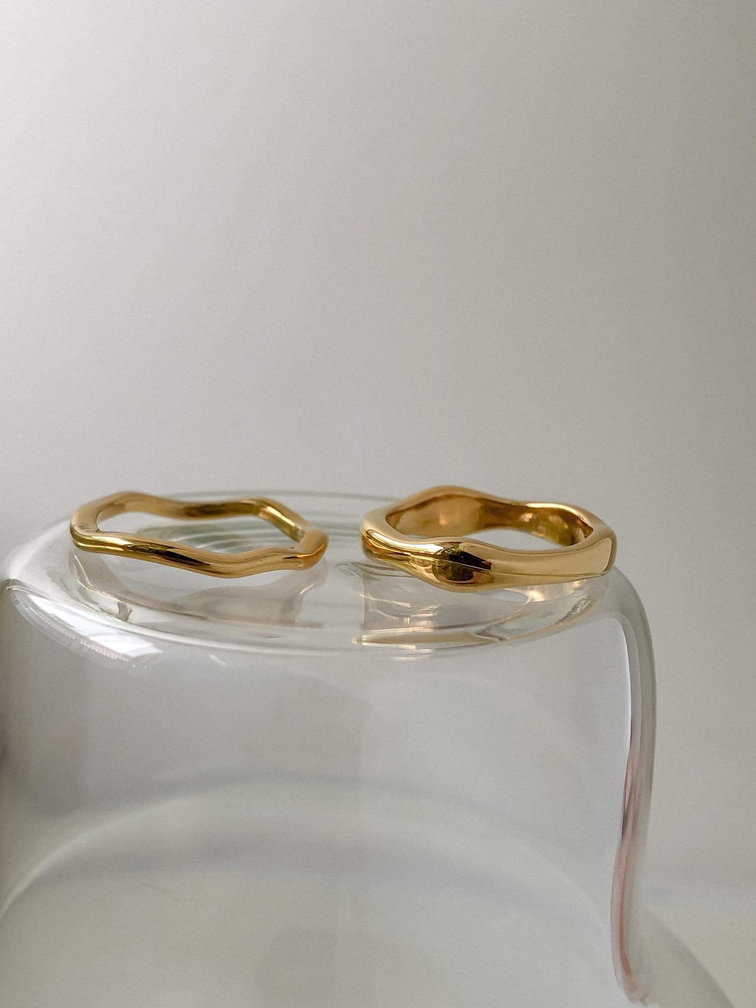 Unique wavy gold rings for women, modern design, perfect for fashion-forward jewelry lovers.
