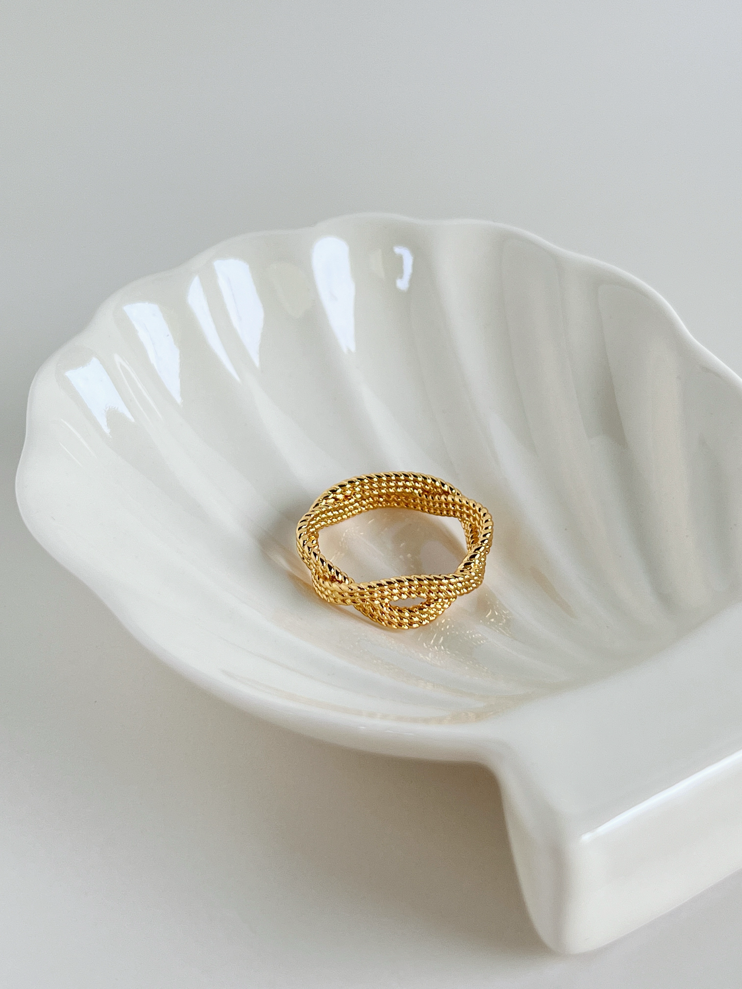 Luxurious gold rope ring with a unique twisted pattern.