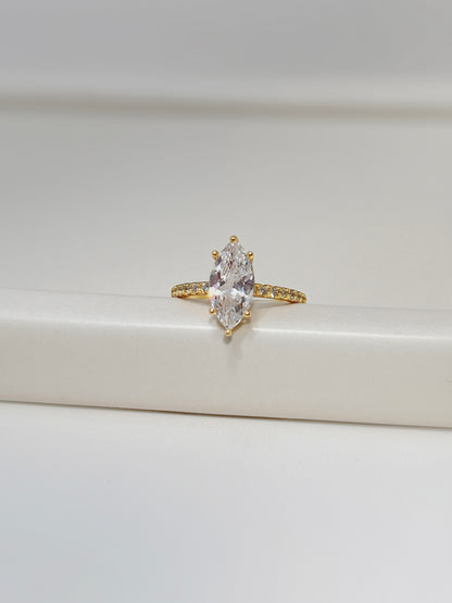 Close-up of 7 pavé stones on a gold vermeil ring band detail.