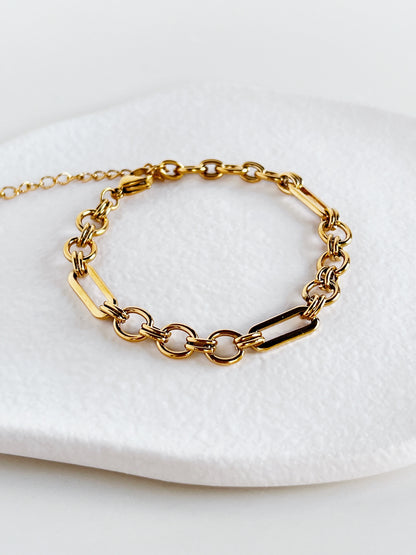 Close-up view of the gold surface finish on the Alyssa mixed link bracelet, highlighting the mirror-like reflections on the elongated stainless steel components.