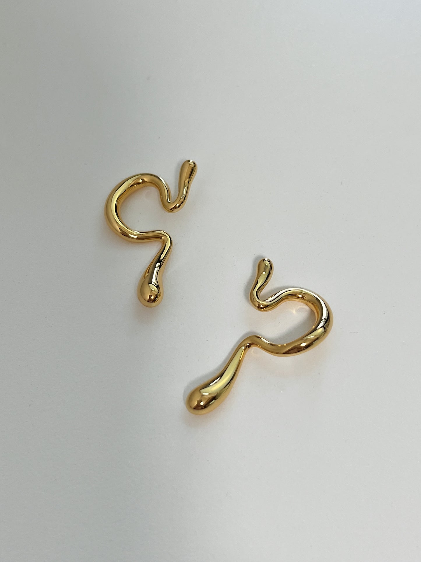 Macro shot of the hypoallergenic 18k gold pvd core of the Tia ear cuff.