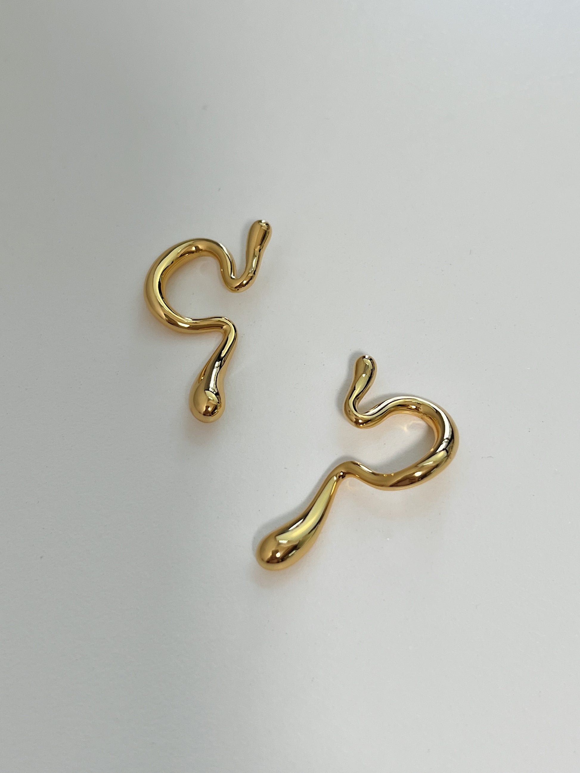 Macro shot of the hypoallergenic 18k gold pvd core of the Tia ear cuff.