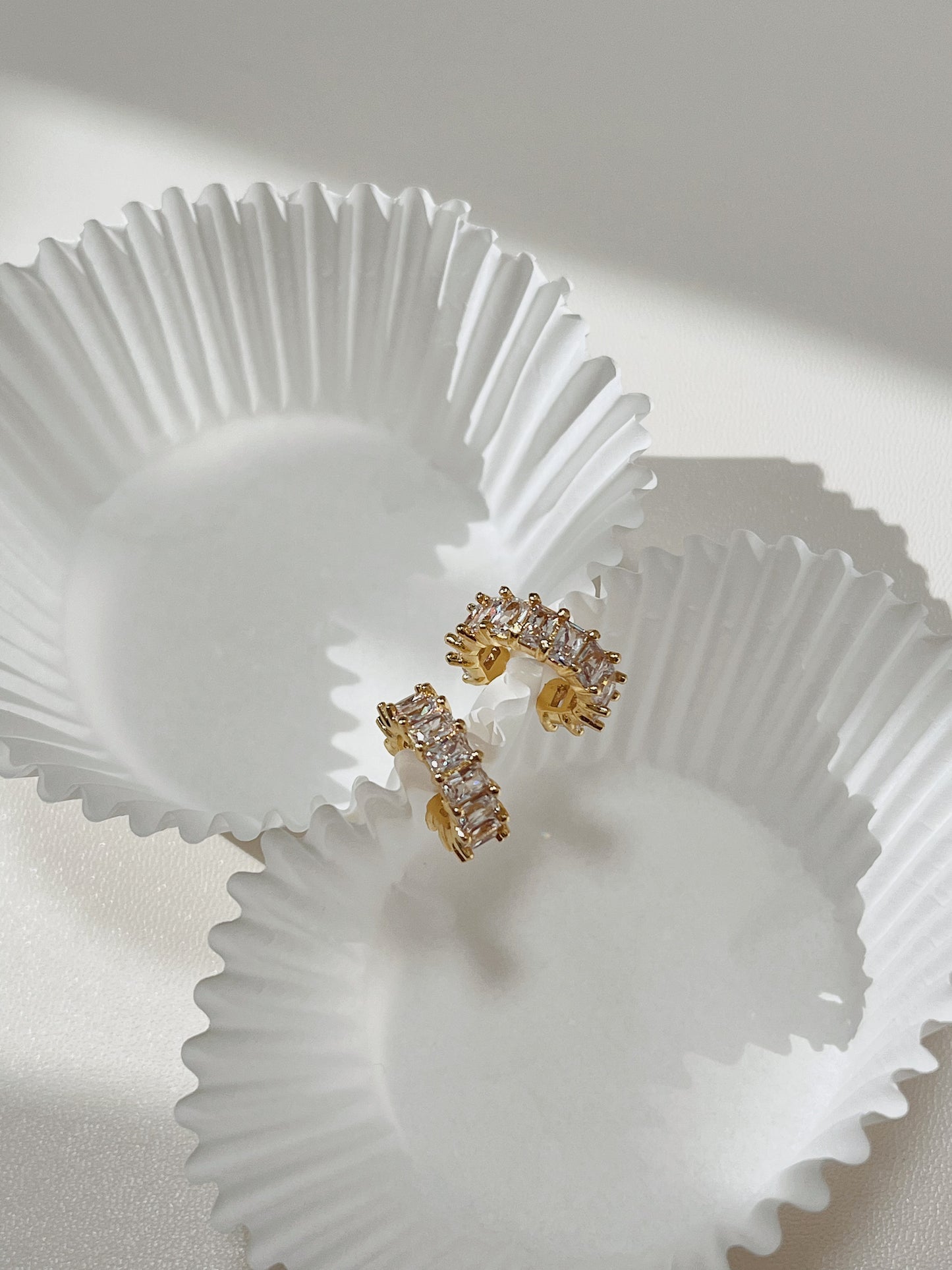 [Aurous Atelier] Aria minimalist baguette cut CZ ear cuff in 18K gold PVD.