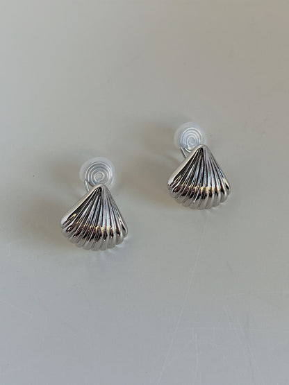 Dimension layout showing 17mm by 18mm sizing of Ariel silver shell clip-on stud earrings
