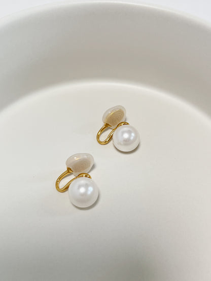 High-shine 18k gold wire setting holding a smooth 10mm luminous pearl stud.