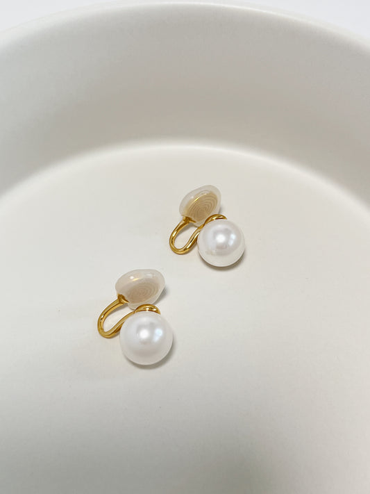 High-shine 18k gold wire setting holding a smooth 10mm luminous pearl stud.
