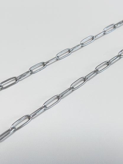Aurous Atelier independent product display illustrating a flat rectangular outline chain in a icy silver finish