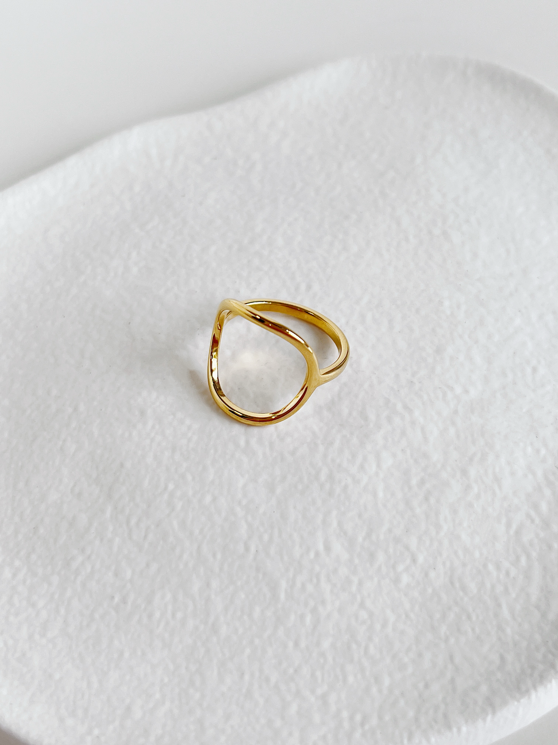 Detail of the lightweight smooth minimalist design of the Leah Ring