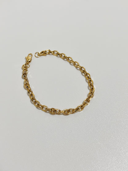 Clean composition of the Trixie cable link pieces emphasizing their classic luxury style and reflective surfaces.