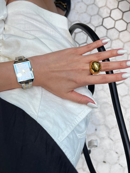 Chunky gold jewellery trends 2026 showcased on model's manicured hand