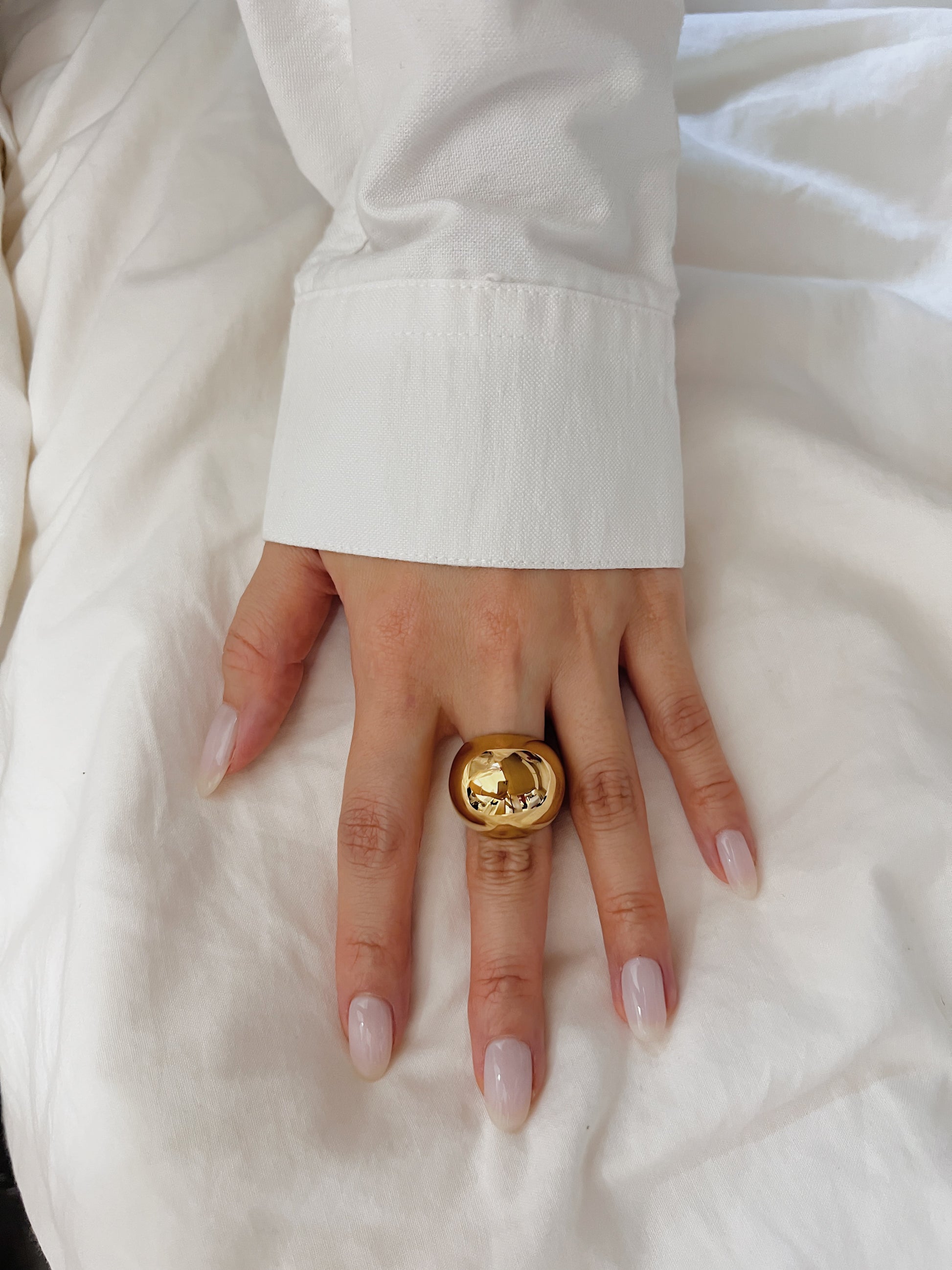 Aurous Atelier model wearing a high-end waterproof gold ring
