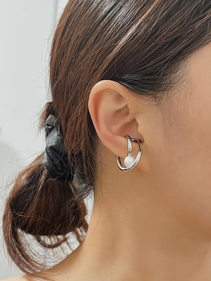 Profile capture of a model wearing the Karolina bold pearl cuff, showcasing how the heavy gold loops hug the ear effortlessly.