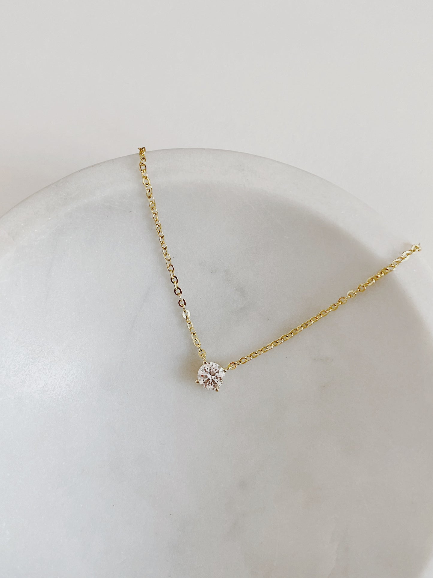 Carat size of 0.5ct 1.9g VVS1 moissanite stones on Cala trace chain