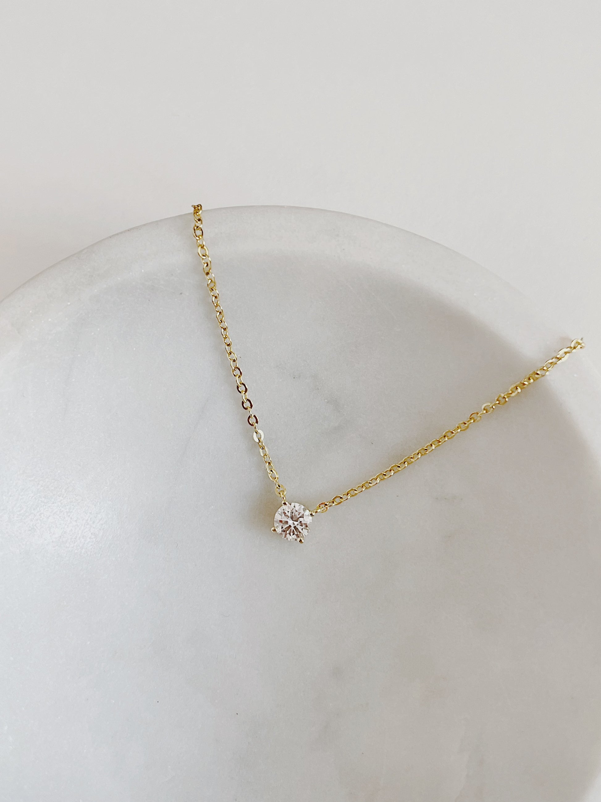 Carat size of 0.5ct 1.9g VVS1 moissanite stones on Cala trace chain