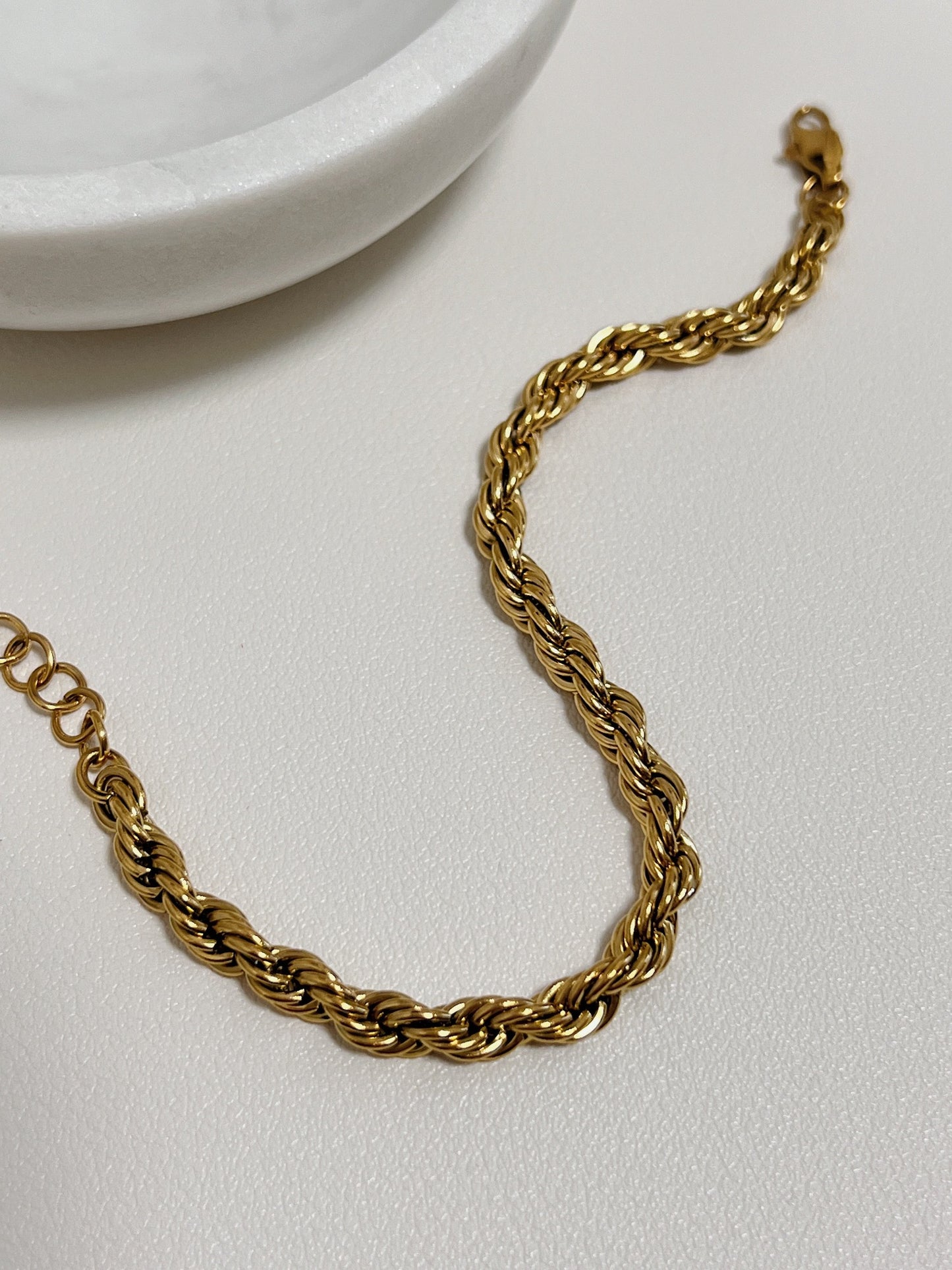 A macro layout highlighting the diamond-cut spiral twists and high-luster surface of the 5mm gold rope chain.