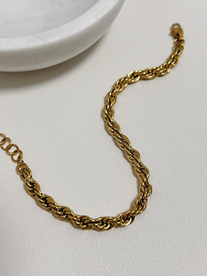 A macro layout highlighting the diamond-cut spiral twists and high-luster surface of the 5mm gold rope chain.
