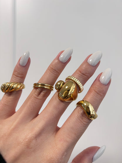 Chunky gold jewellery trends 2026 showcased on a model's hand