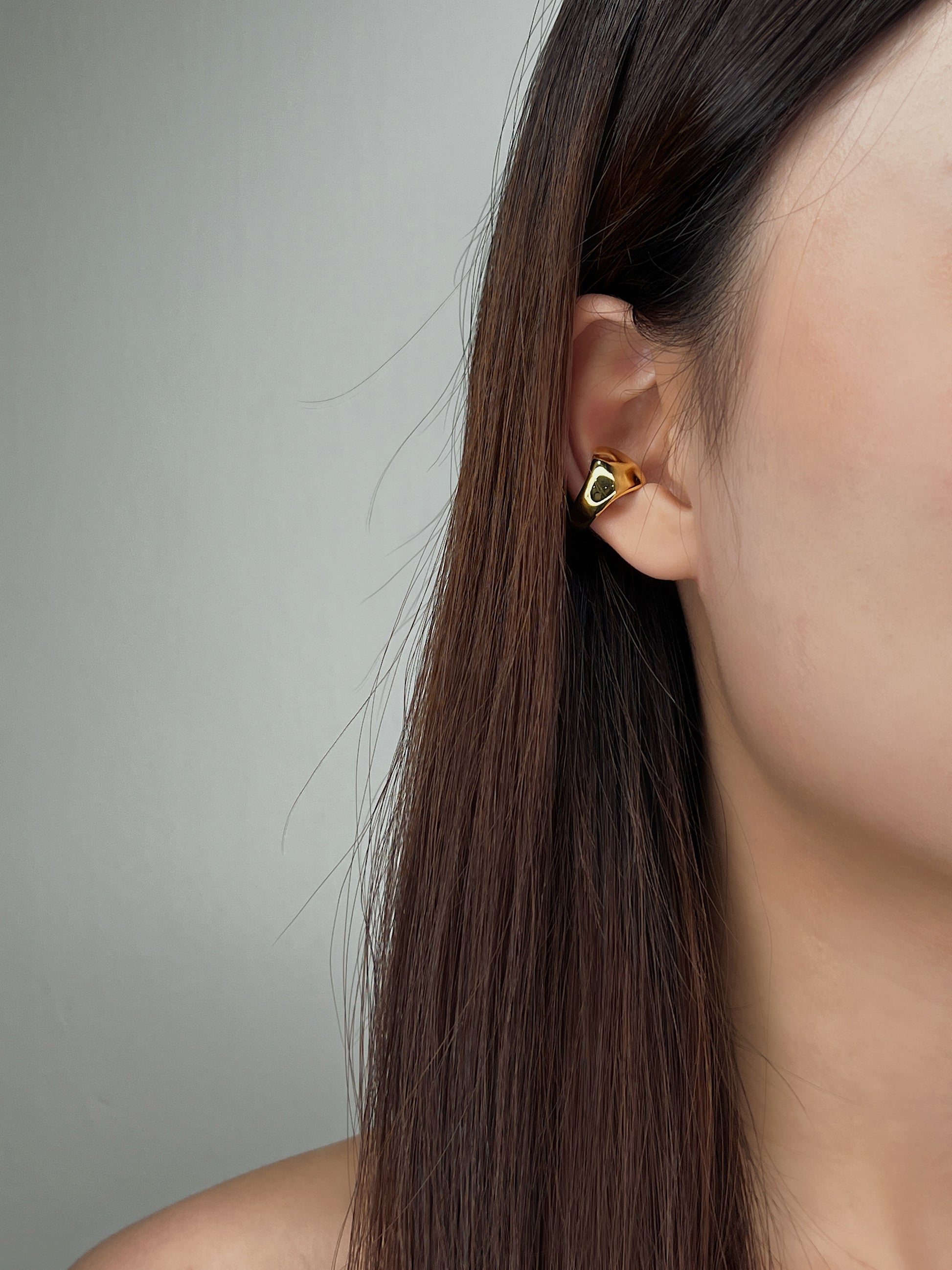 Detailed fit of Tobi non-pierced cuff on ear cartilage.