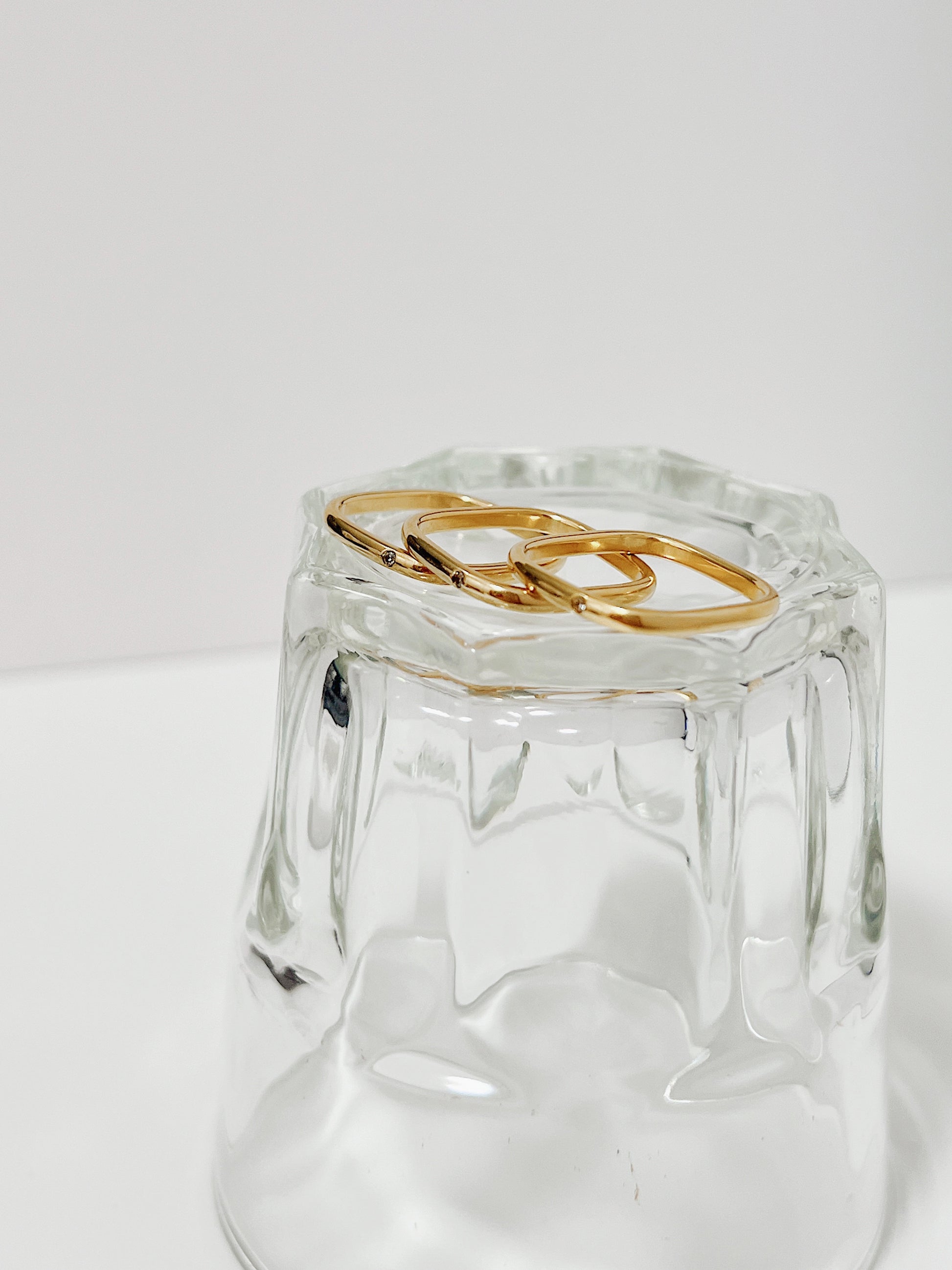 Geometric anti rotation ring by Aurous Atelier with an architectural shape