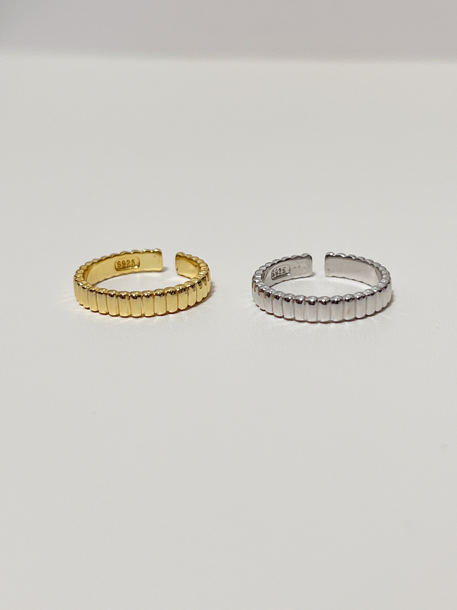 Slender durable precious metal ring by Aurous Atelier with a ribbed texture