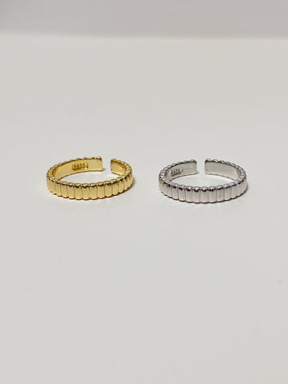 Slender durable precious metal ring by Aurous Atelier with a ribbed texture