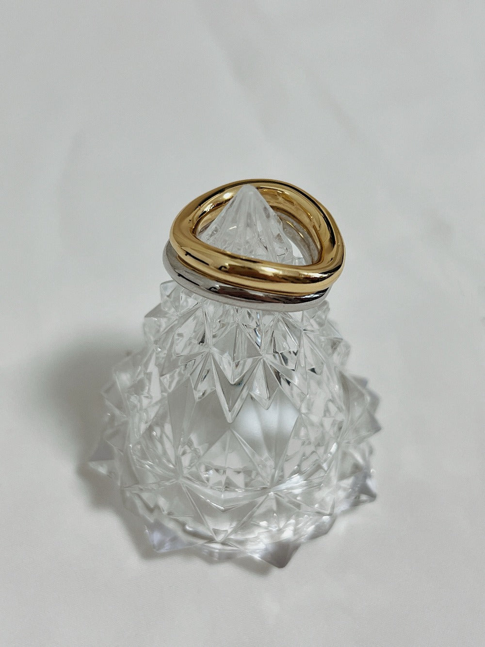 Ergonomic anti pinch wave ring by Aurous Atelier in high polish yellow gold and shiny silver