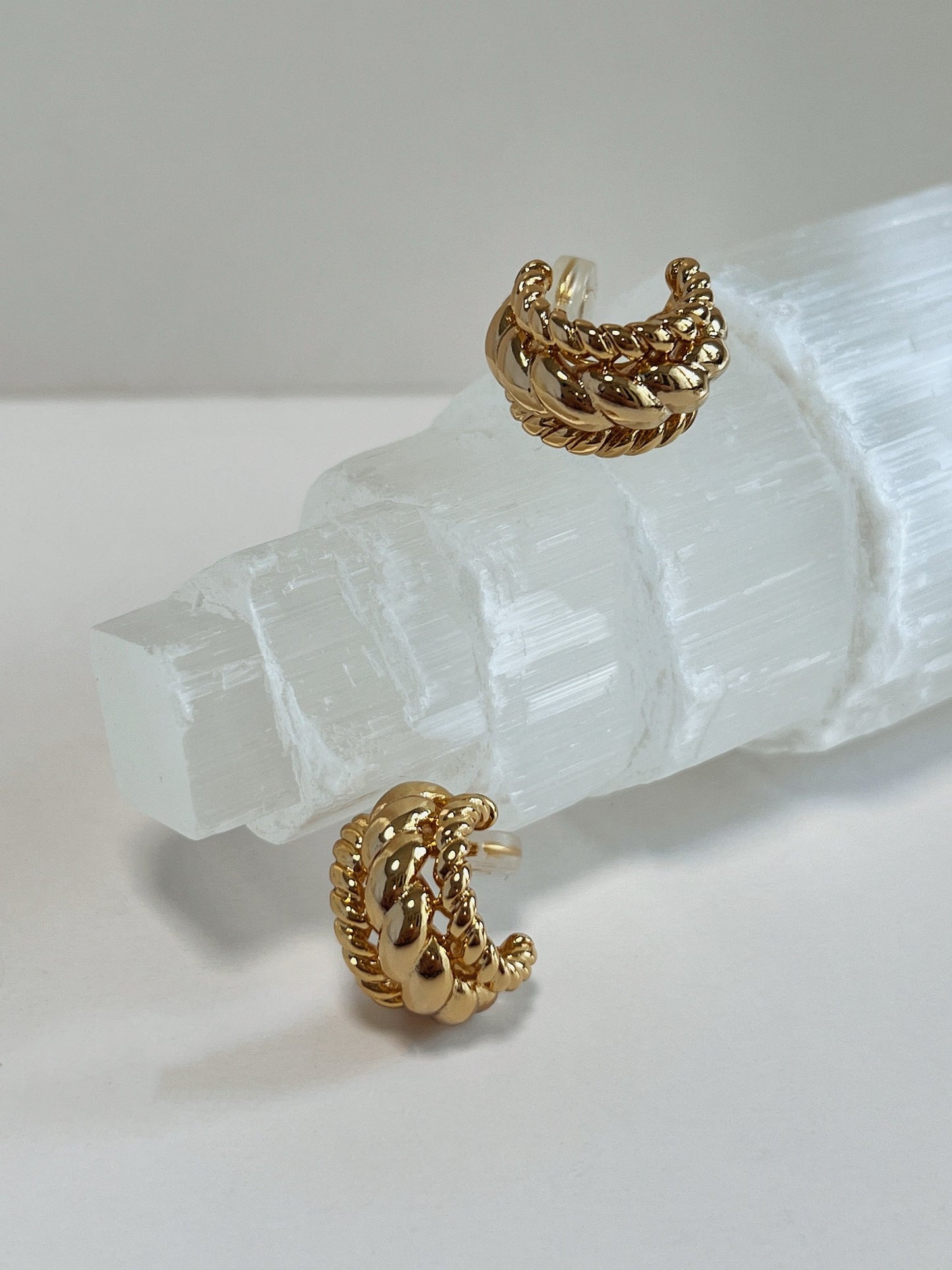 [Aurous Atelier] Felicity rope textured clip-on earrings in 18K gold PVD.