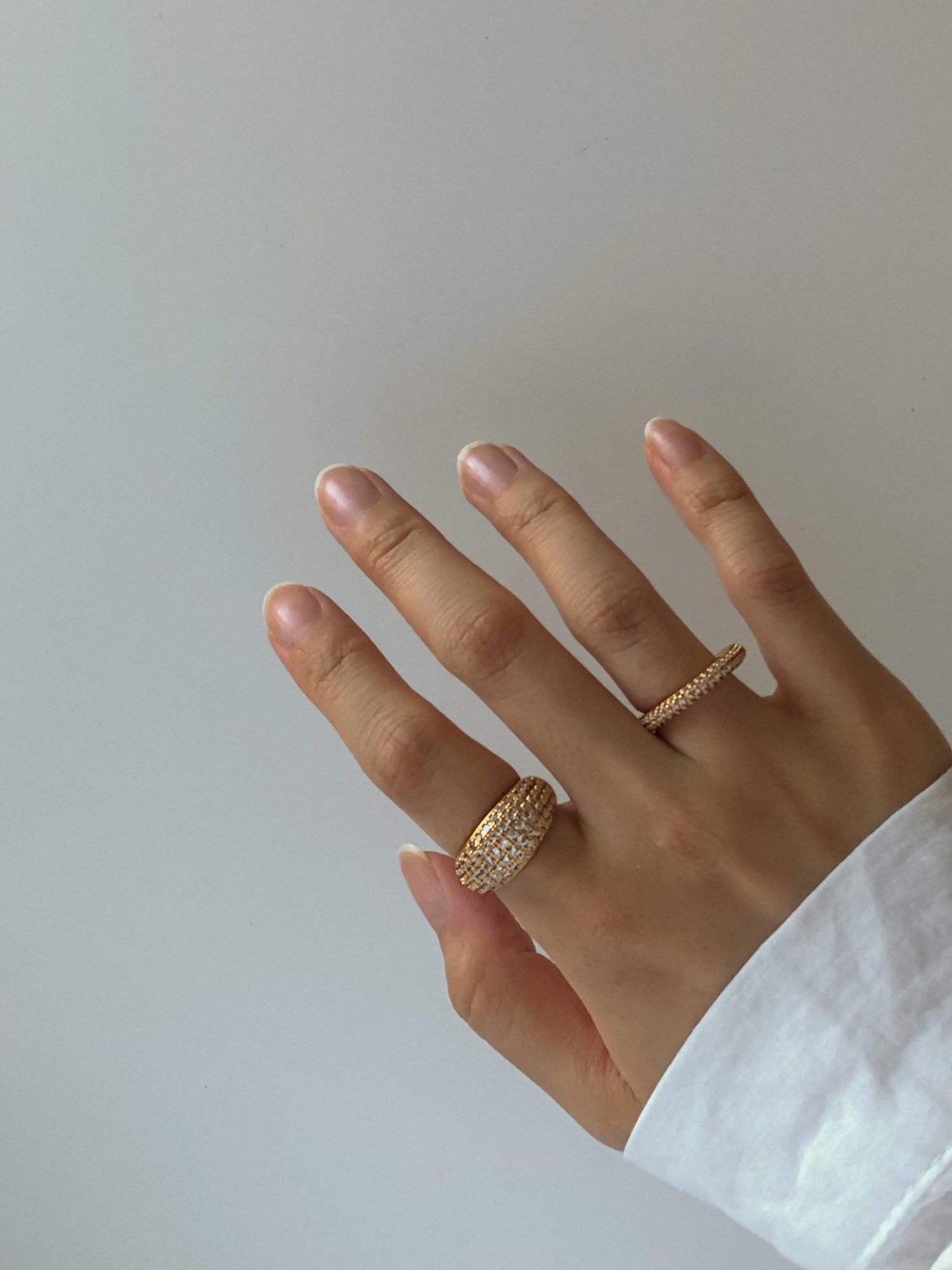 Hand model demonstrating the comfortable fit of the Clarette band