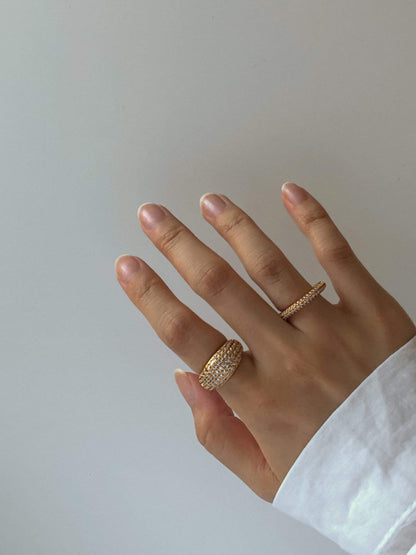 Hand model demonstrating the comfortable fit of the Clarette band