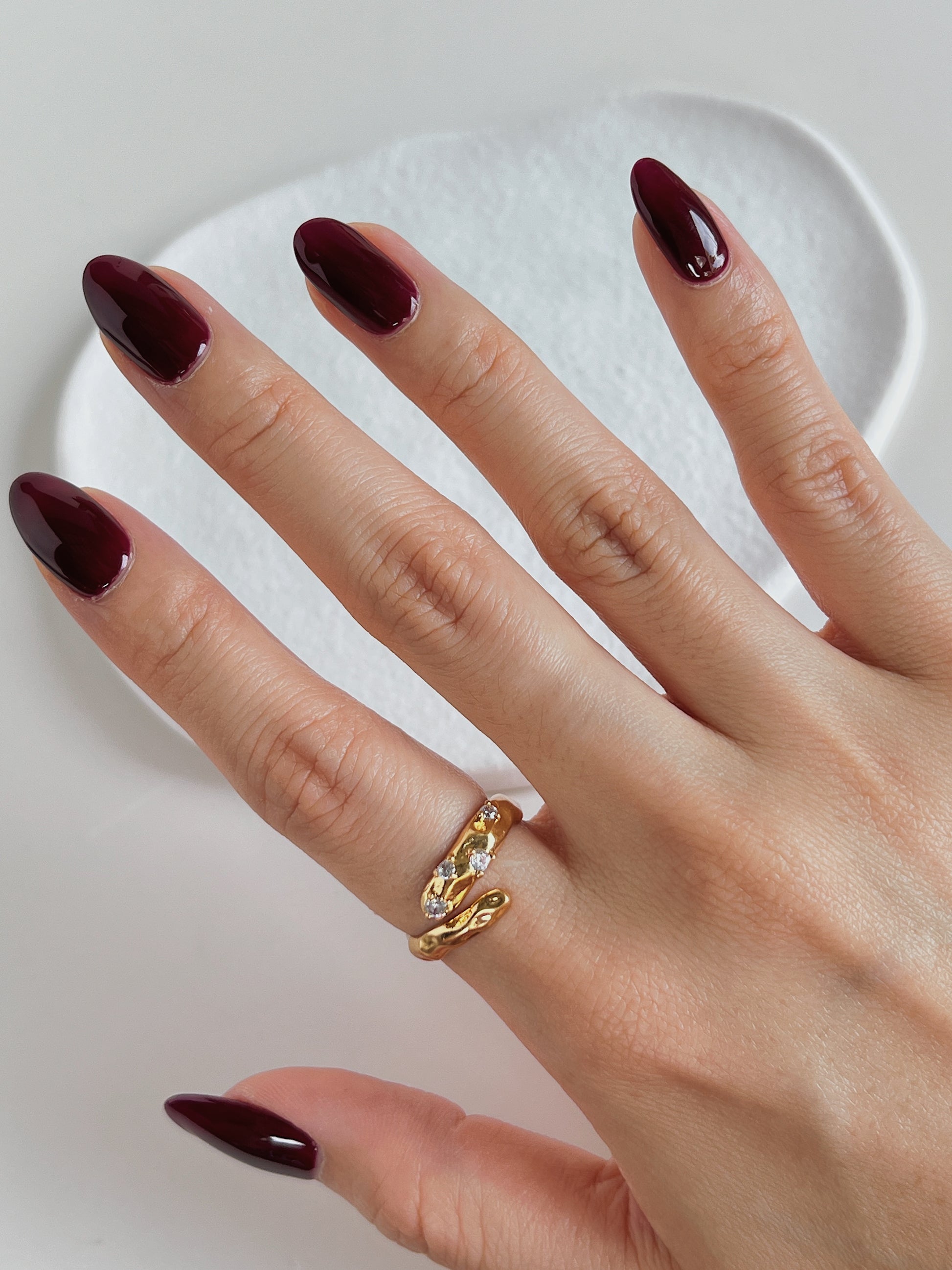Hand model wearing Doris asymmetrical gold ring on index finger