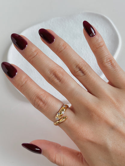Hand model wearing Doris asymmetrical gold ring on index finger