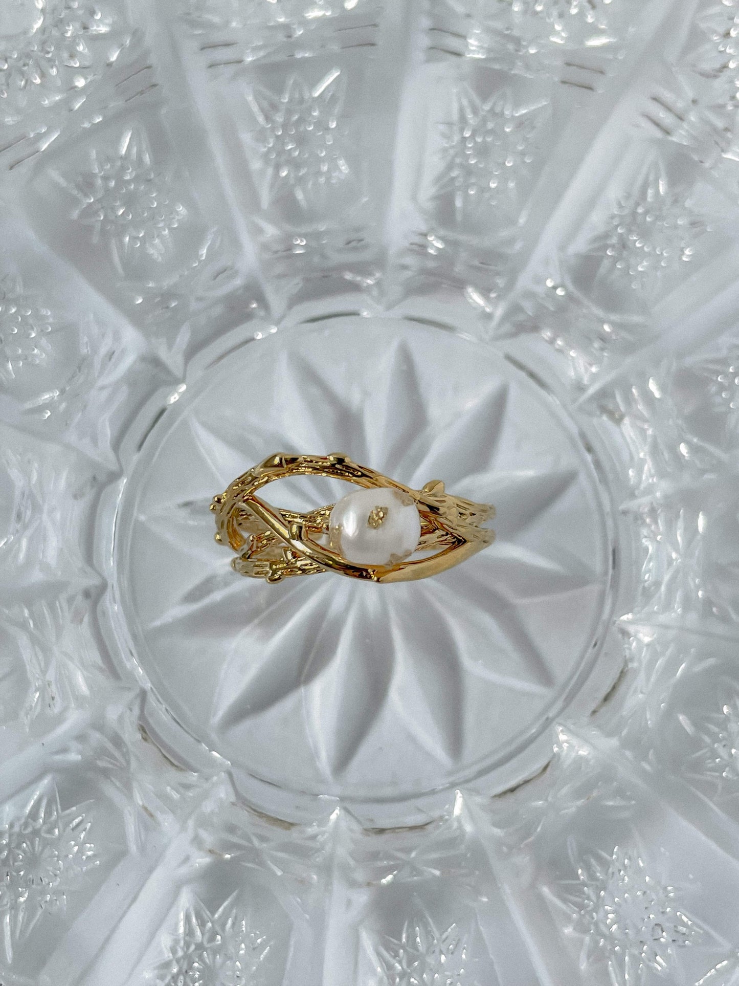 Hand-selected high-luster freshwater pearl on gold minimalist band