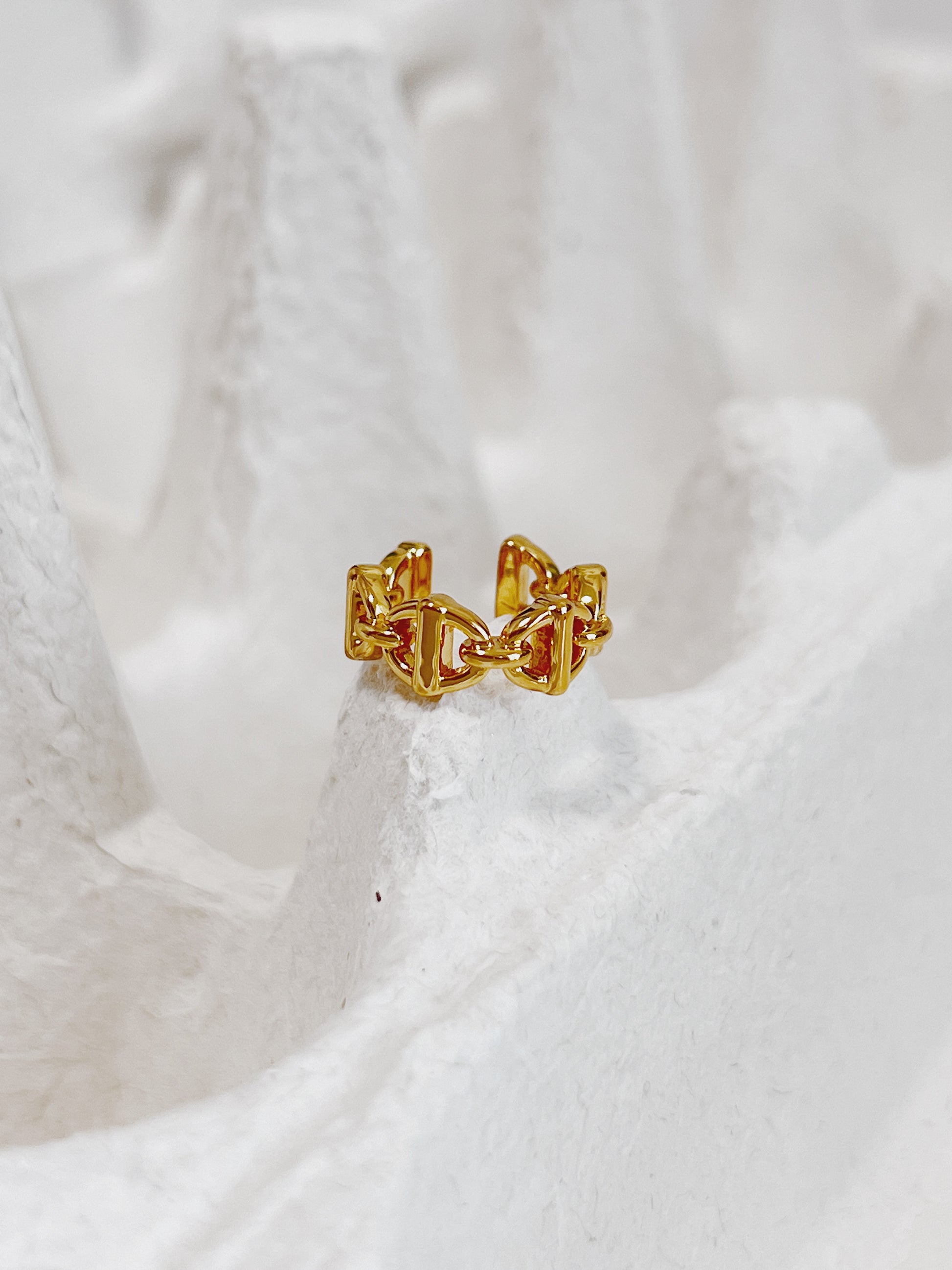 The Windsor cuff in natural lighting to showcase the deep 18K gold hue.