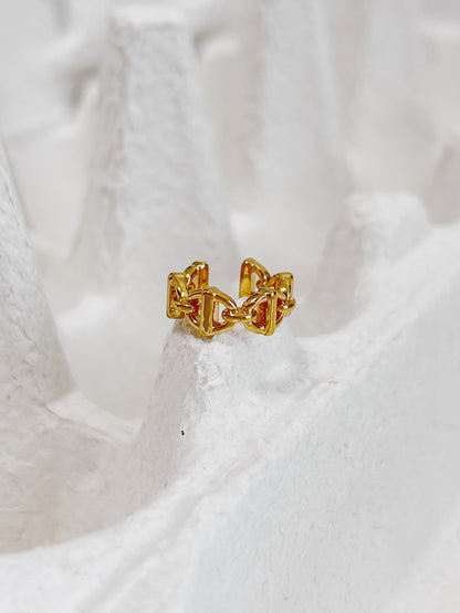 The Windsor cuff in natural lighting to showcase the deep 18K gold hue.