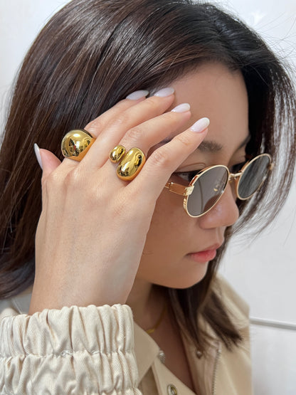 Aurous Atelier model wearing a high-end waterproof gold ring