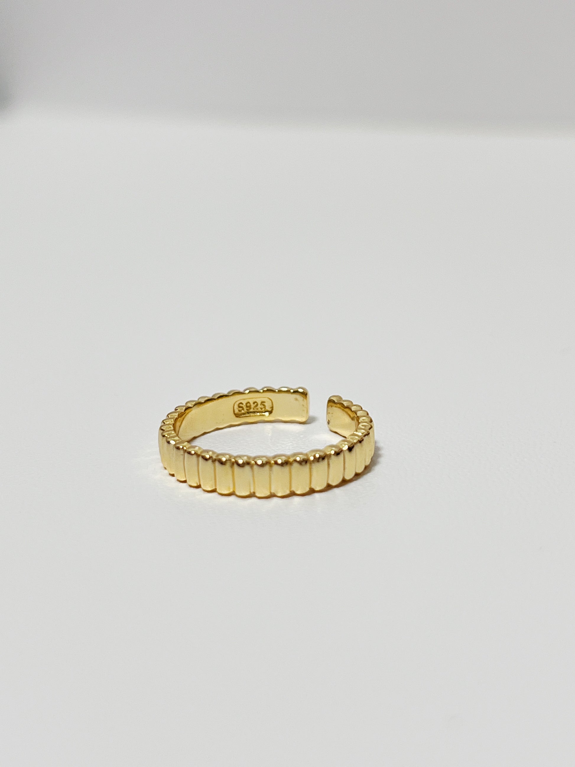 Hypoallergenic precious metal everyday 4mm gold ring for sensitive skin