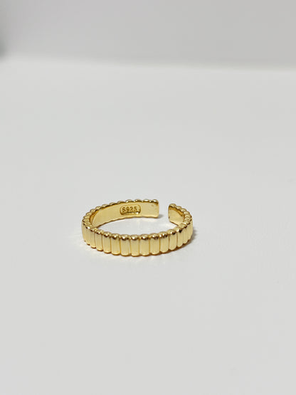 Hypoallergenic precious metal everyday 4mm gold ring for sensitive skin