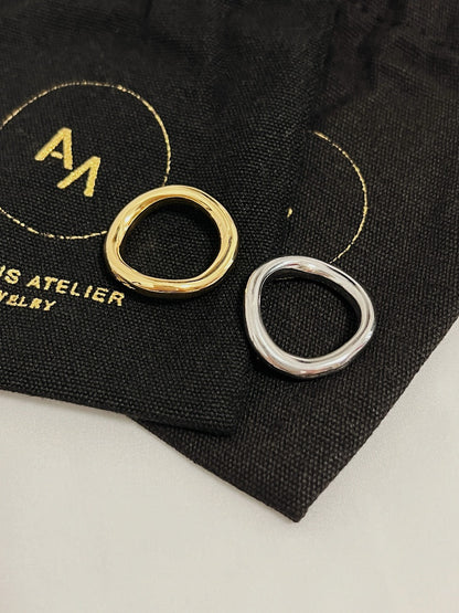 Hypoallergenic gold wavy band designed comfortably for sensitive skin