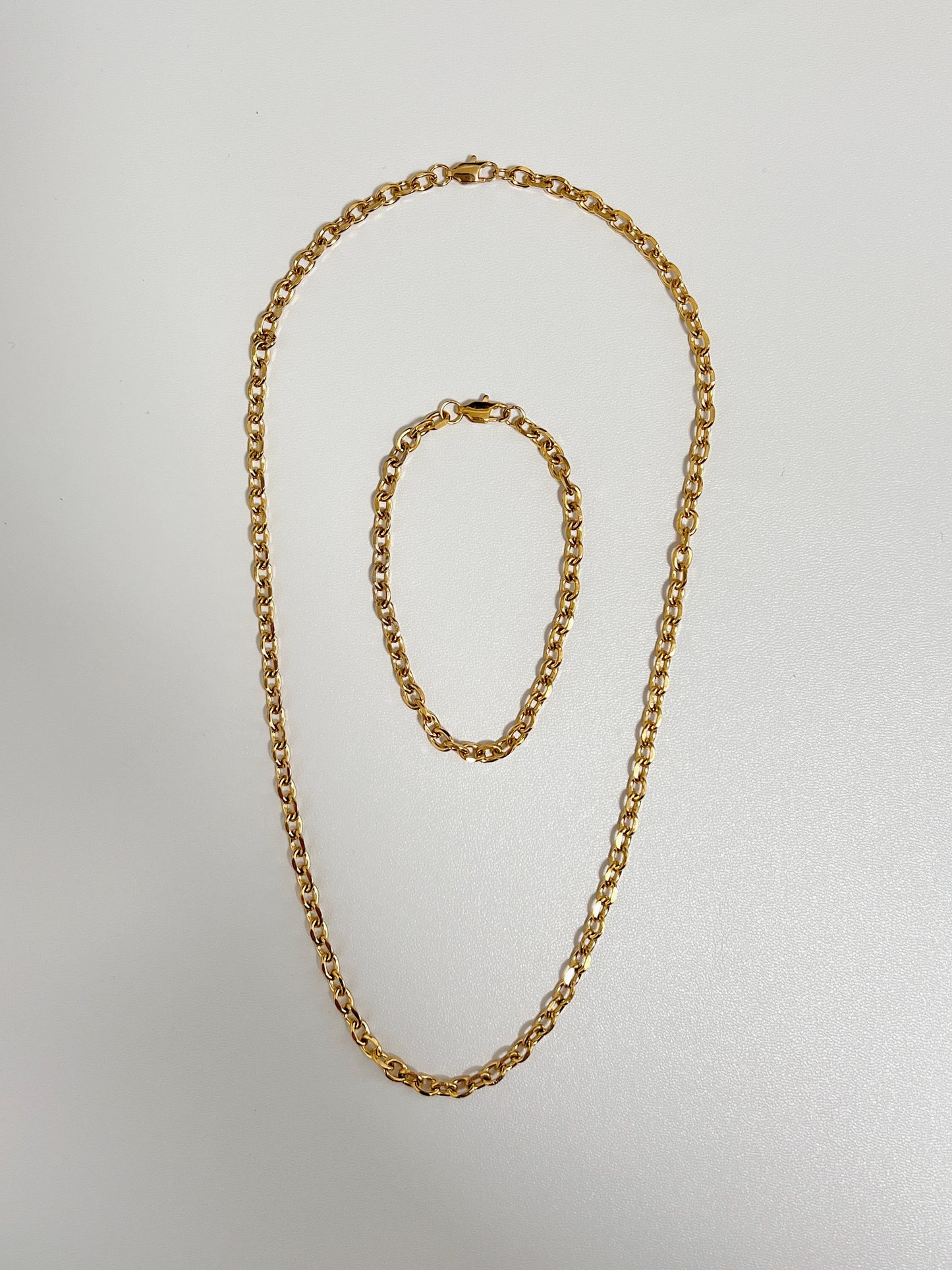 Symmetrical loop presentation of the Trixie chain highlighting its architectural fluid link movement